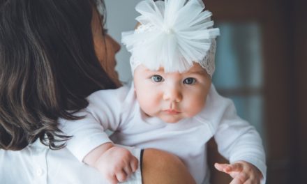 Kąpiel noworodka bez tajemnic: pielęgnacja i więź z maluchem