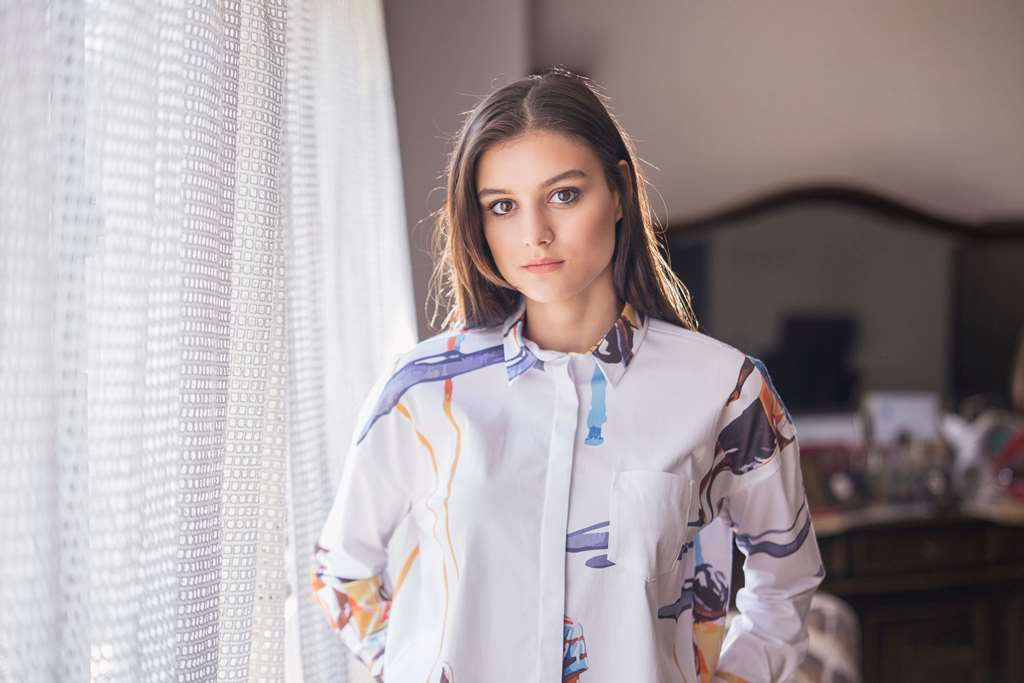 mloda-kobieta-powstrzymała-ból-brzucha-i-gazy