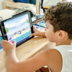 Dziecko przed ekranem w trakcie podróży – dozwolone czy zakazane?