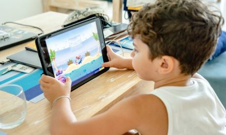 Dziecko przed ekranem w trakcie podróży – dozwolone czy zakazane?