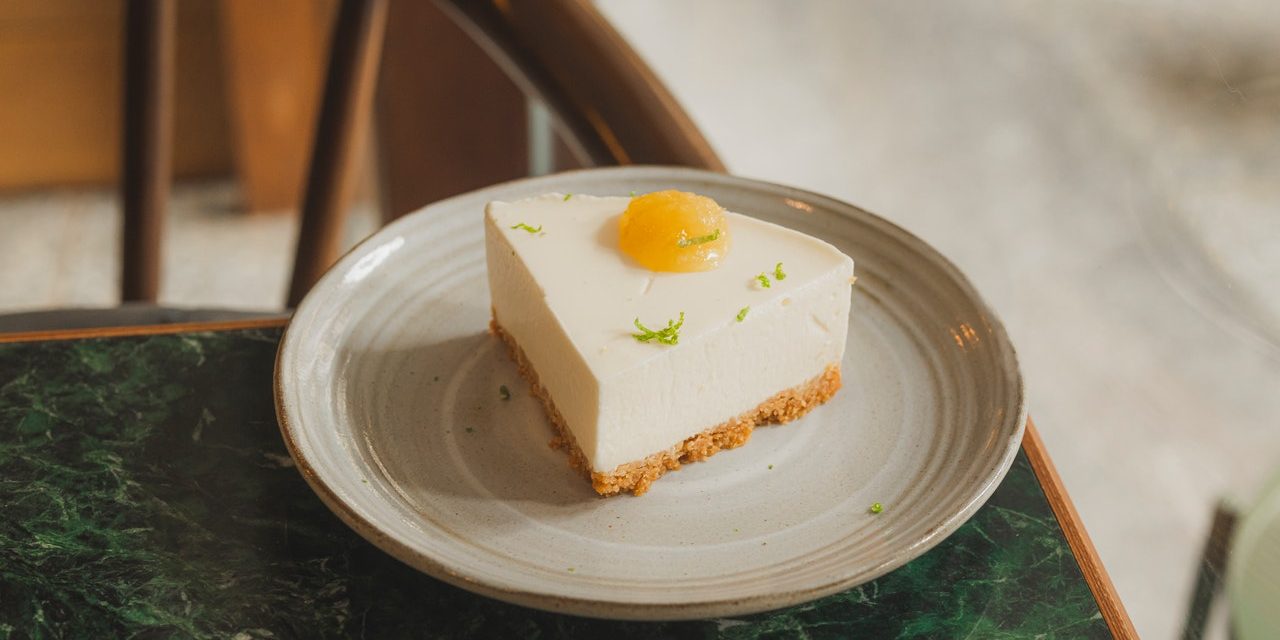 Ile kalorii ma sernik? Oto prosty trik na „odchudzenie” ciasta!