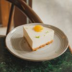 Ile kalorii ma sernik? Oto prosty trik na „odchudzenie” ciasta!