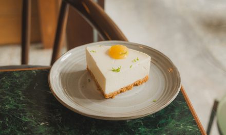 Ile kalorii ma sernik? Oto prosty trik na „odchudzenie” ciasta!