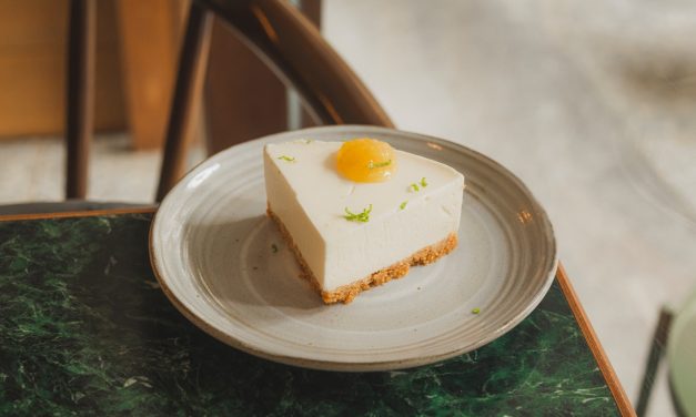 Ile kalorii ma sernik? Oto prosty trik na „odchudzenie” ciasta!