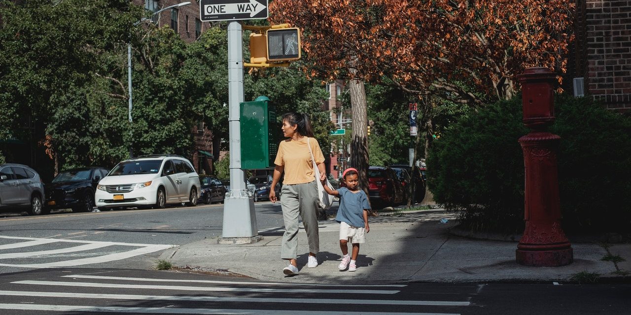 Jak w 4 prostych krokach nauczyć dziecko bezpiecznego zachowania na drodze?