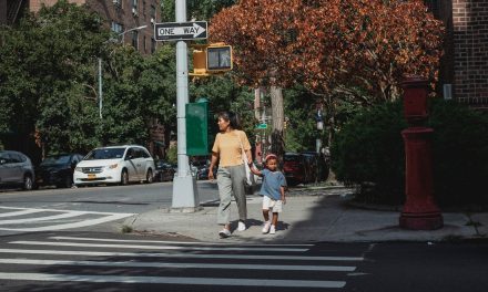 Jak w 4 prostych krokach nauczyć dziecko bezpiecznego zachowania na drodze?