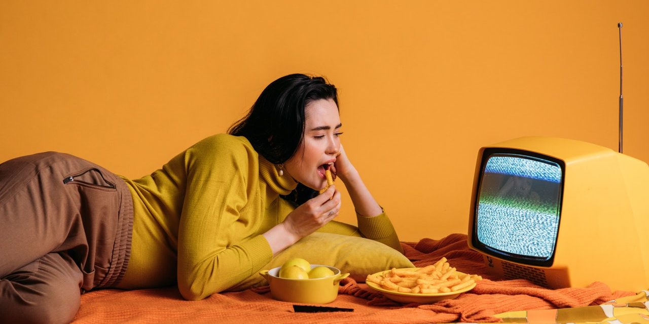 Ponad ¾ Polaków odpoczywa korzystając z urządzeń elektronicznych – co na to oczy