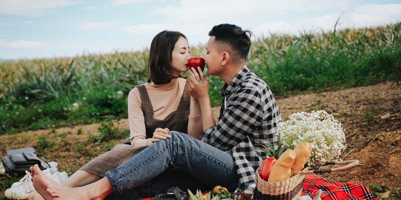 Przekąski w plenerze – co zabrać na rodzinny piknik czy wypad z przyjaciółmi?