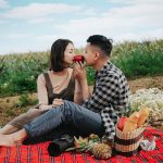 Przekąski w plenerze – co zabrać na rodzinny piknik czy wypad z przyjaciółmi?