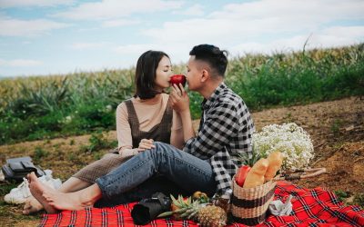 Przekąski w plenerze – co zabrać na rodzinny piknik czy wypad z przyjaciółmi?