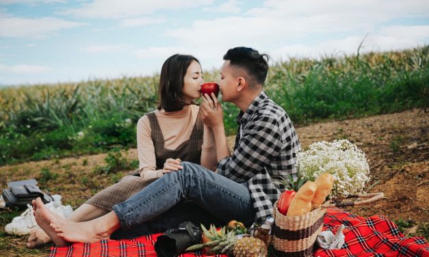 Przekąski w plenerze – co zabrać na rodzinny piknik czy wypad z przyjaciółmi?