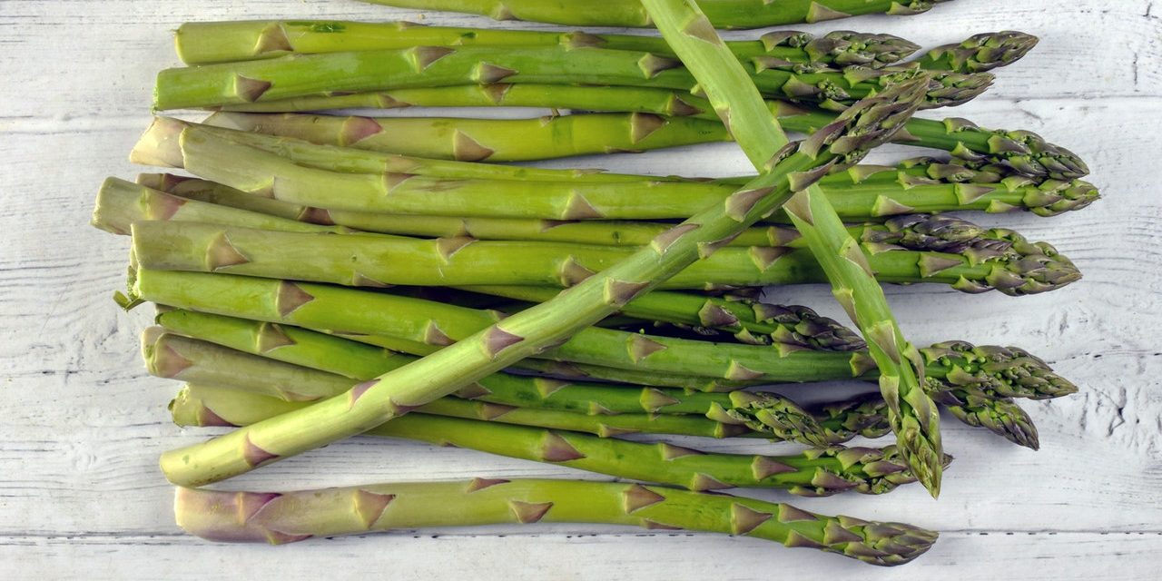 Przepis na szparagi z jajkiem i sosem holenderskim