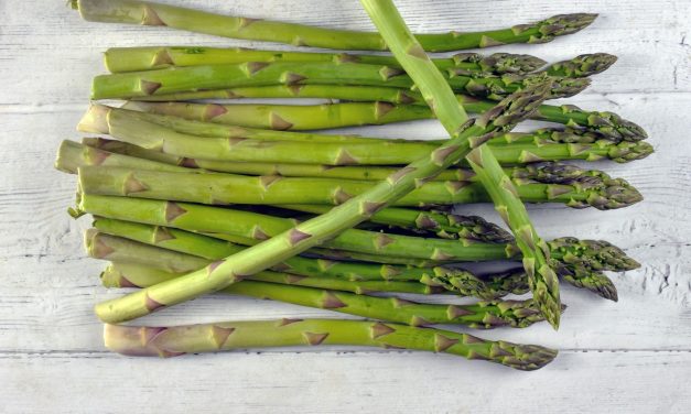 Przepis na szparagi z jajkiem i sosem holenderskim