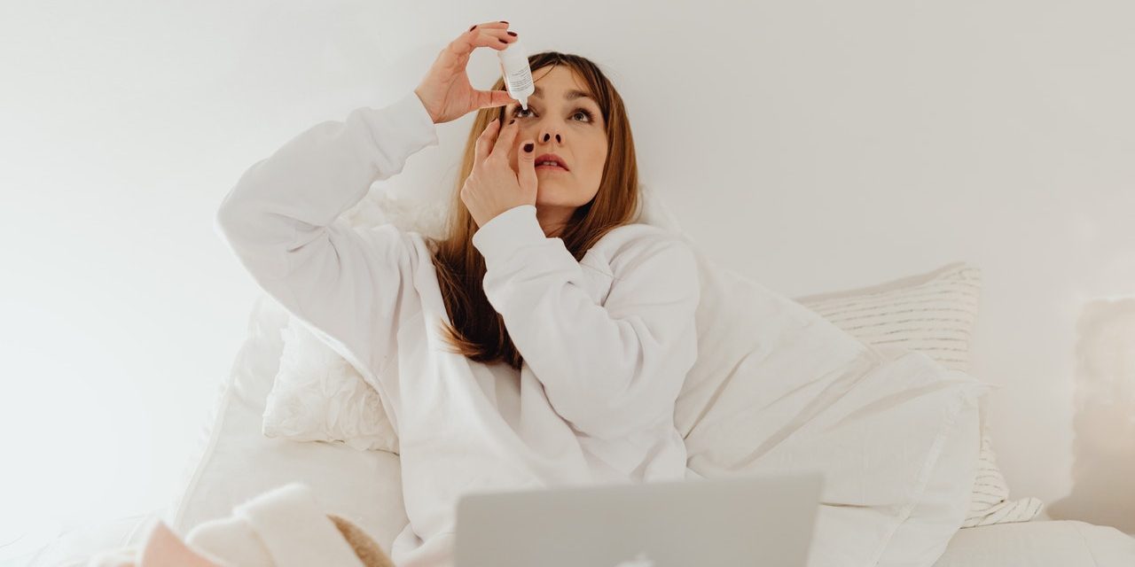 Stosowanie kropli nawilżających do oczu – jak wybierać je mądrze?