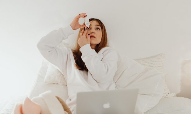 Stosowanie kropli nawilżających do oczu – jak wybierać je mądrze?