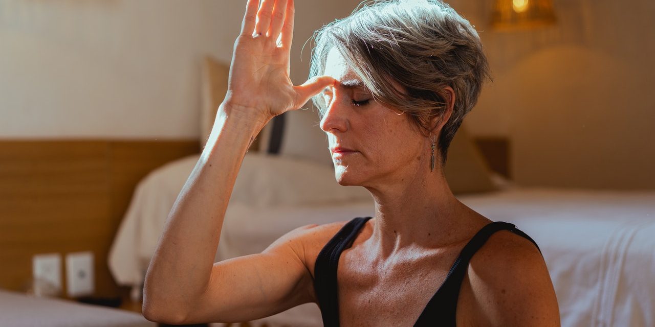 Trudne emocje w czasie menopauzy. Jak sobie z nimi poradzić?