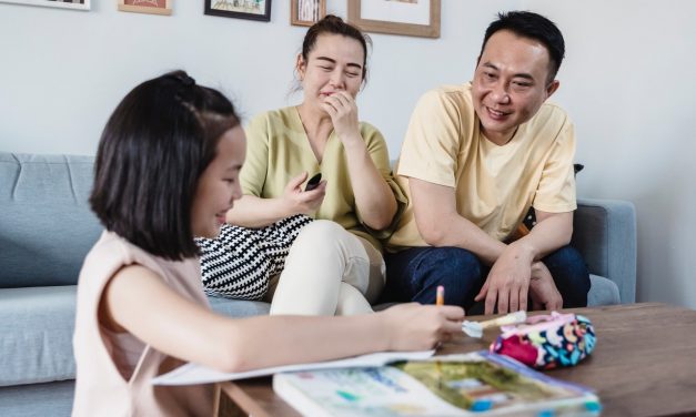 Wspólne zajmowanie się dzieckiem zwiększa poczucie szczęścia