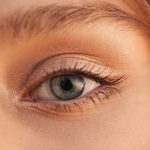 Zatrzymać młode spojrzenie – jak skutecznie i bezpiecznie odmłodzić skórę okolic