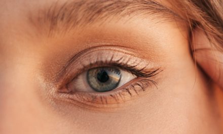 Zatrzymać młode spojrzenie – jak skutecznie i bezpiecznie odmłodzić skórę okolic