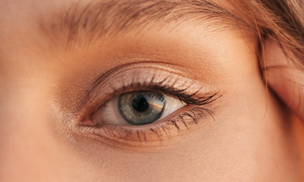 Zatrzymać młode spojrzenie – jak skutecznie i bezpiecznie odmłodzić skórę okolic